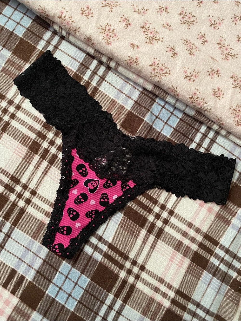 VS Pink Skull Print Lace-Trim Cotton Thong Panty - Picture 2 of 4